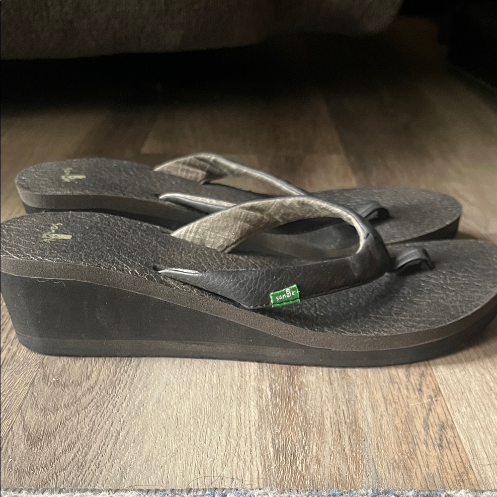 Sanuk Black yoga mat Wedge Sandals